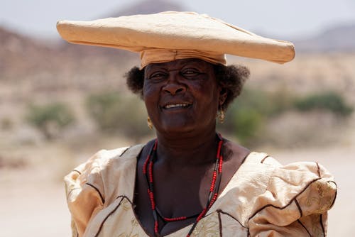 白色和棕色帽子的男人 · 免费素材图片