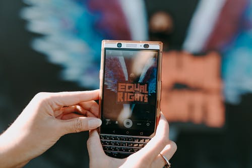 持有银iphone 6的人 · 免费素材图片