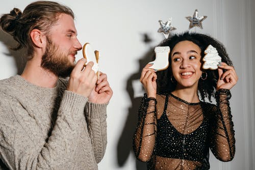 拿着白色陶瓷杯子的灰色毛衣的女人 · 免费素材图片