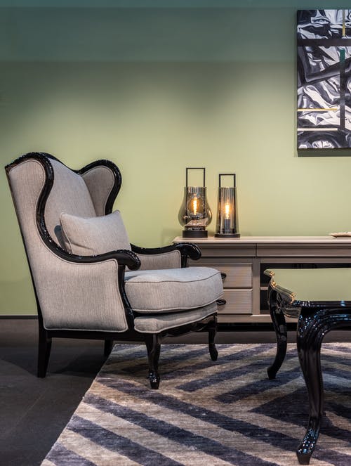 棕色的木桌，灰色的坐垫扶手椅 · 免费素材图片