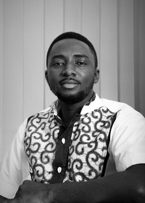 黑色和白色纽扣衬衫的男人 · 免费素材图片