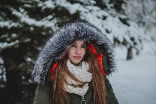 绿色的皮大衣外套，站在树旁的女人 · 免费素材图片