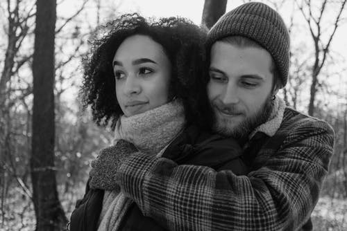 黑色和白色格子围巾和针织帽的女人 · 免费素材图片