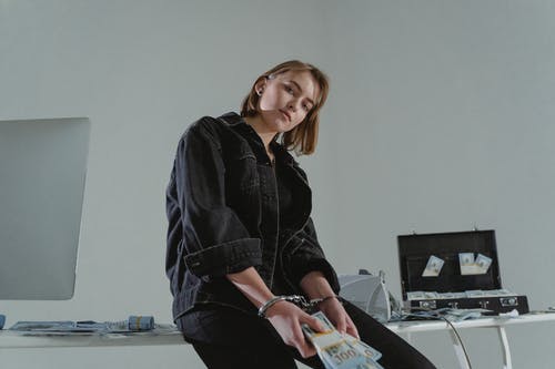 有关刑事, 坐, 女人的免费素材图片