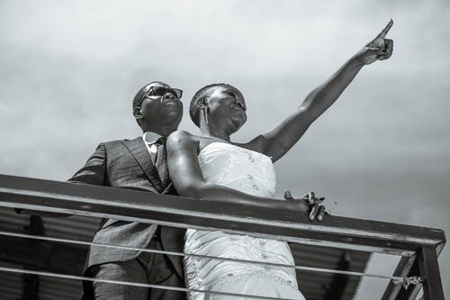 男人和女人在桥上接吻 · 免费素材图片