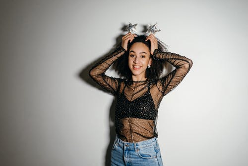 有关微笑, 漂亮, 看着相机的免费素材图片