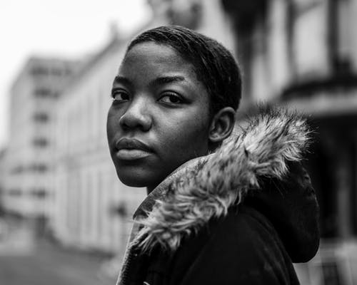 穿黑夹克的人的灰度照片 · 免费素材图片