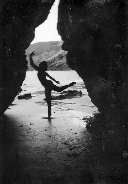 黑色短裤在水上行走的人的灰度照片 · 免费素材图片