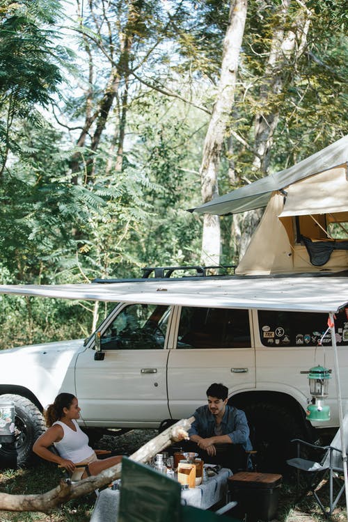 在森林里的白色suv · 免费素材图片