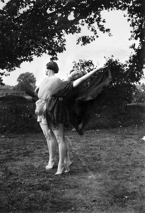 男人和女人在草地上接吻 · 免费素材图片