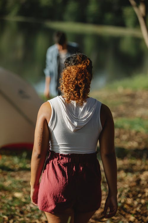 白色背心和红色裙子站在地上的女人 · 免费素材图片