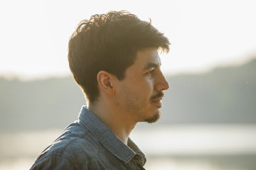 蓝色牛仔夹克的男人 · 免费素材图片