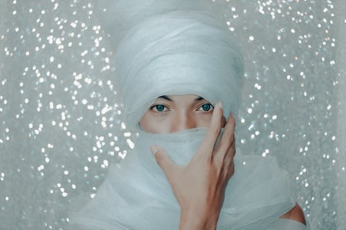 女人捂着脸与白色面纱 · 免费素材图片