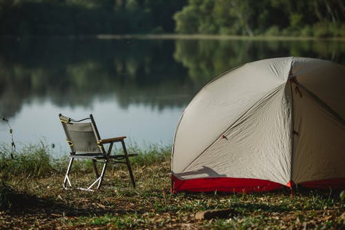 湖附近的白色和红色帐篷 · 免费素材图片