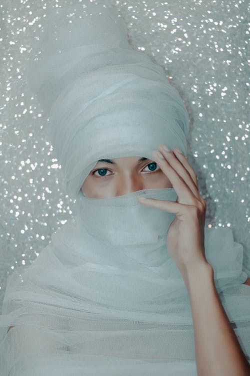 盖头盖着白色纺织的白色头巾的女人 · 免费素材图片