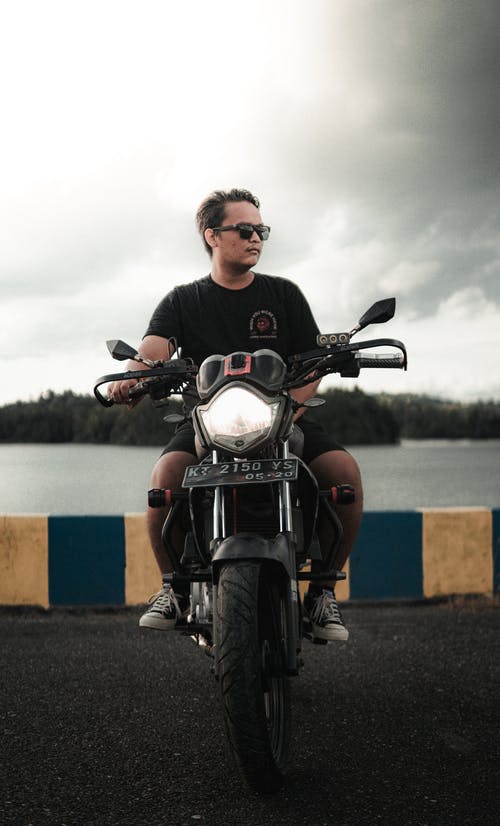 有关人, 匡威 all star, 墨镜的免费素材图片