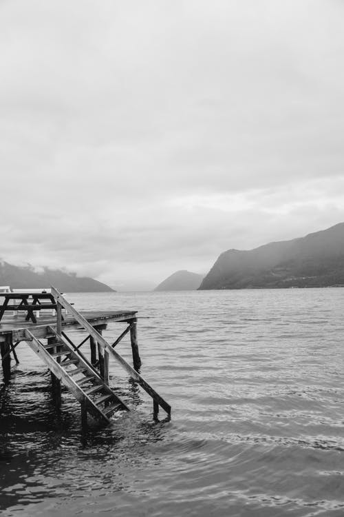 木码头在湖上的灰度照片 · 免费素材图片