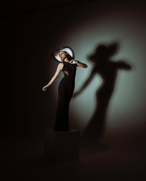 黑裙子站的女人 · 免费素材图片