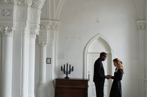黑色西装站在白色礼服的女人旁边的男人 · 免费素材图片