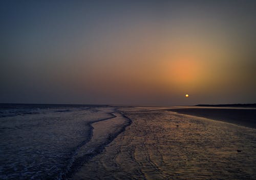 日落期间的棕色沙滩 · 免费素材图片