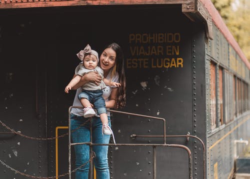 蓝色牛仔夹克穿白衬衣的女孩的女人 · 免费素材图片