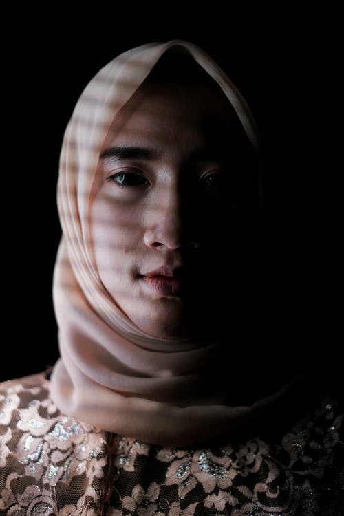 白色和黑色格子围巾的人 · 免费素材图片