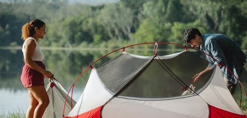 湖附近的白色和红色帐篷 · 免费素材图片