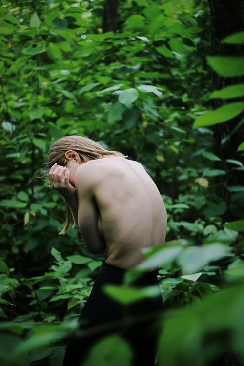 黑色的长袖衬衫，遮住她的脸，用她的手的女人 · 免费素材图片