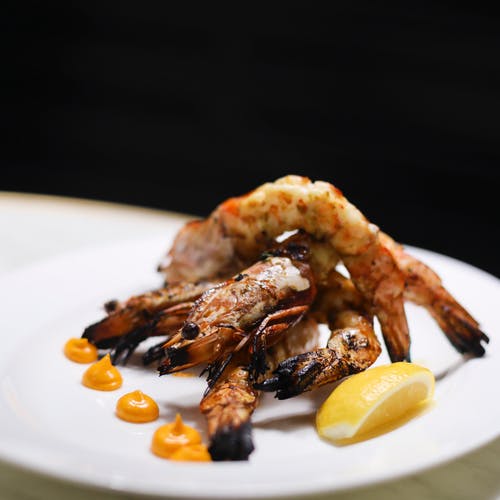 熟肉在白色陶瓷板上 · 免费素材图片