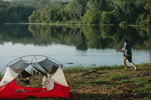 湖边的红色和白色帐篷 · 免费素材图片