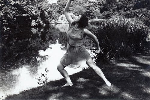 女人穿着的灰度照片 · 免费素材图片