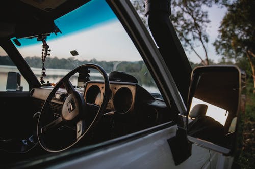 黑色和白色汽车内饰 · 免费素材图片