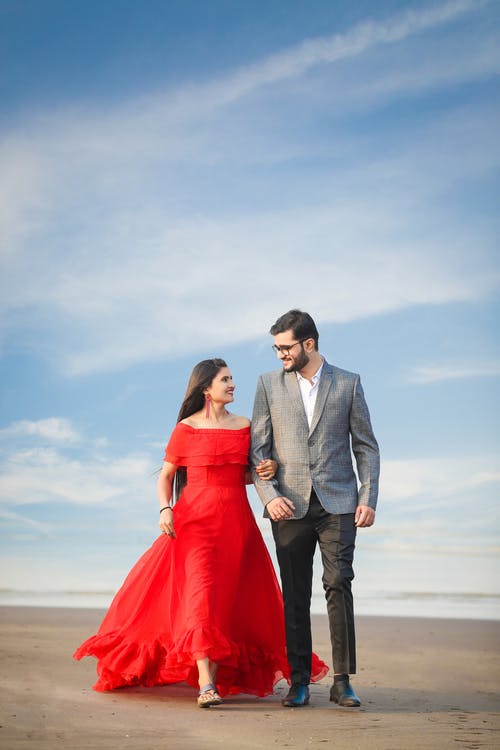 黑西装的男人和穿红裙子的女人 · 免费素材图片