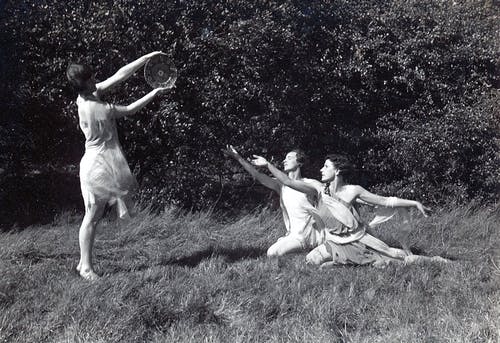 2名妇女在草地上跳舞的灰度照片 · 免费素材图片