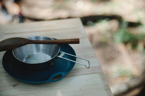 蓝色陶瓷碟上的银钢炊具 · 免费素材图片