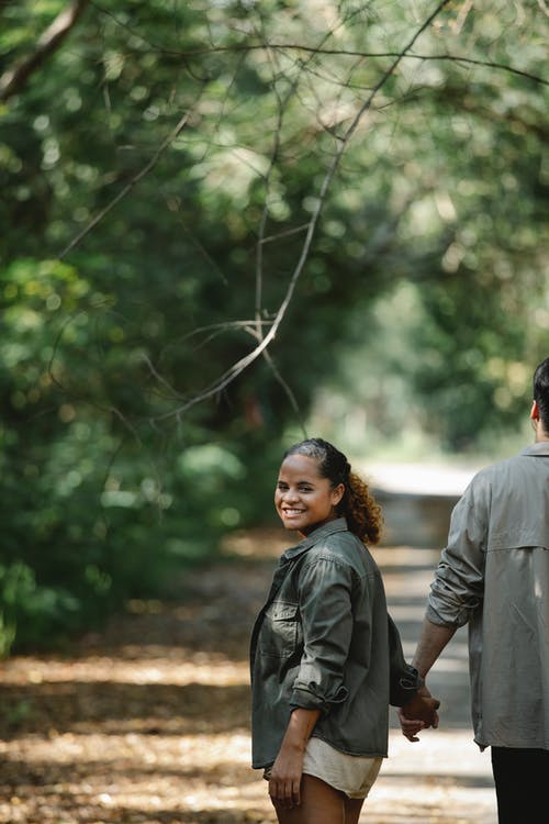 站在灰色外套的女人旁边的灰色夹克的男人 · 免费素材图片