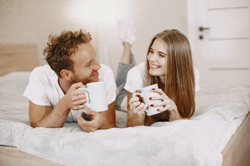 有关一对, 人, 咖啡杯的免费素材图片