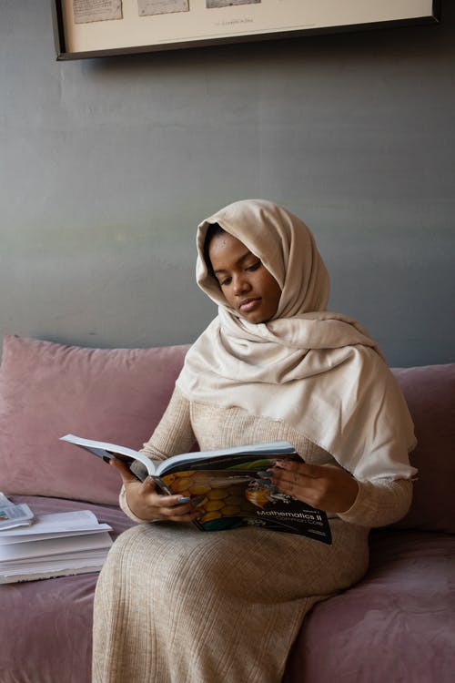 米色盖头阅读书中的女人 · 免费素材图片