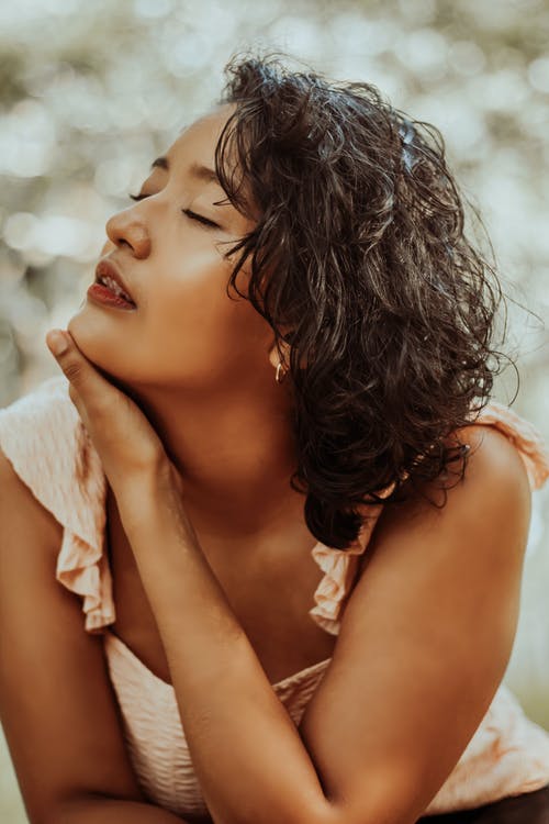 白色蕾丝背心的女人 · 免费素材图片