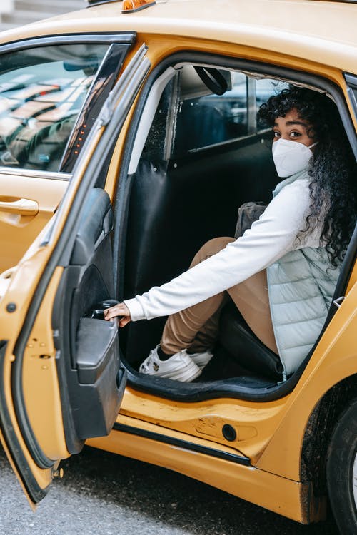 白色长袖衬衫和黑色的裤子，坐在黄色的车上的女人 · 免费素材图片