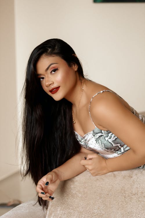 白色和黑色花卉意大利面条表带上衣的女人 · 免费素材图片