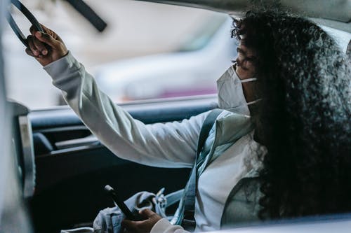 白色长袖衬衫驾驶汽车的人 · 免费素材图片