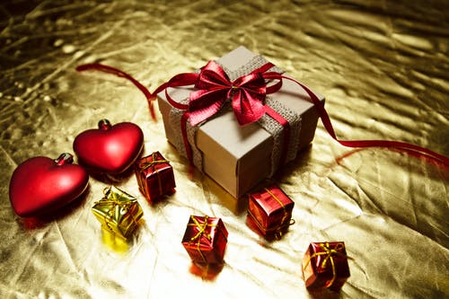 红丝带棕色礼品盒 · 免费素材图片