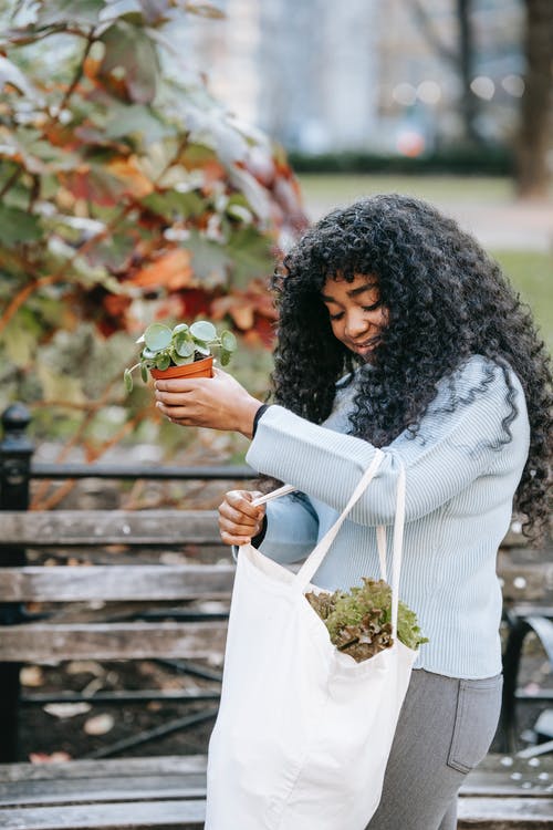 拿着花束的白色长袖礼服的妇女 · 免费素材图片