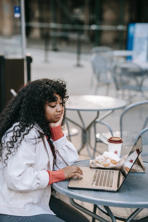 坐在椅子上的白色长袖衬衫的女人 · 免费素材图片