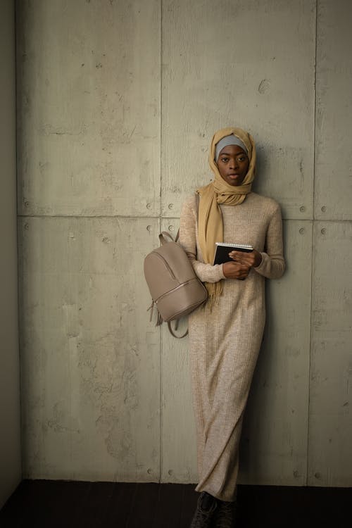 白色头巾的女人抱着棕色的皮革手提袋 · 免费素材图片