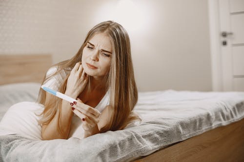 有关困惑, 女人, 床的免费素材图片