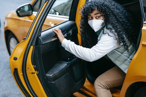 白色长袖衬衫开车的女人 · 免费素材图片