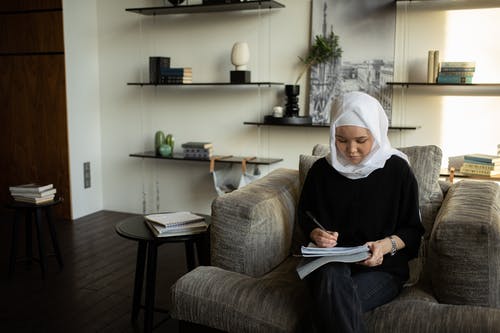 黑色长袖衬衫阅读书中的女人 · 免费素材图片