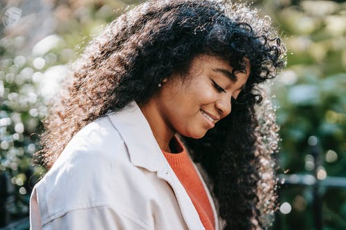 白色纽扣衬衫的女人 · 免费素材图片